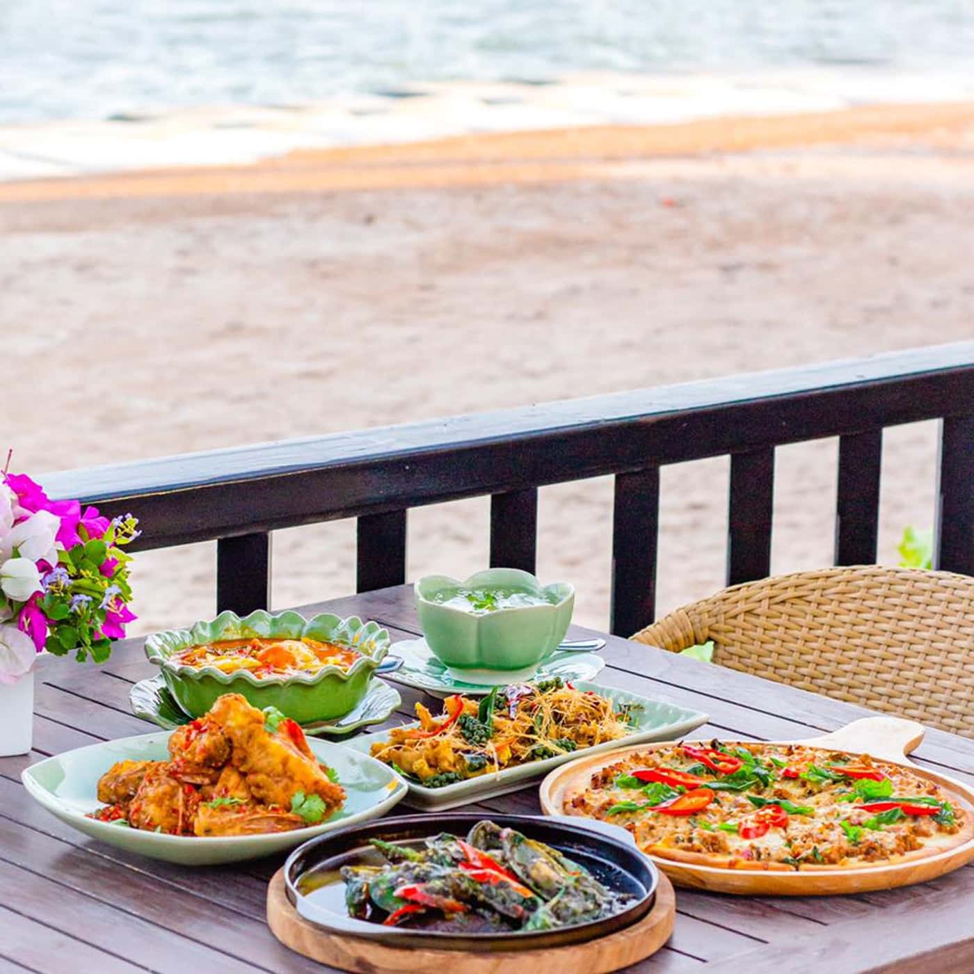 Thưởng thức đồ ăn bên bãi biển