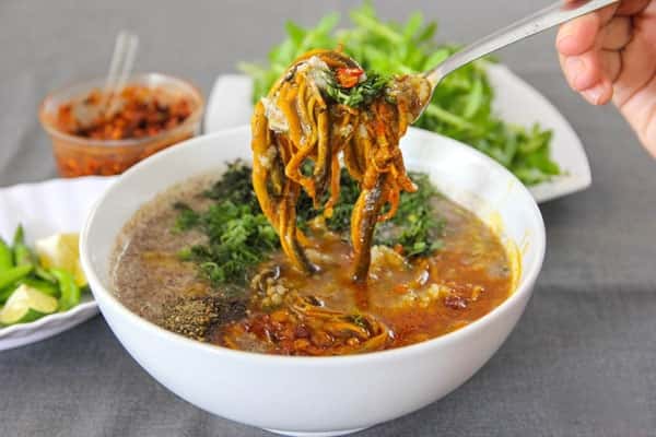 Cháo múc nóng hổi ra bát, thêm một muôi lớn lươn om vàng béo ngậy 
