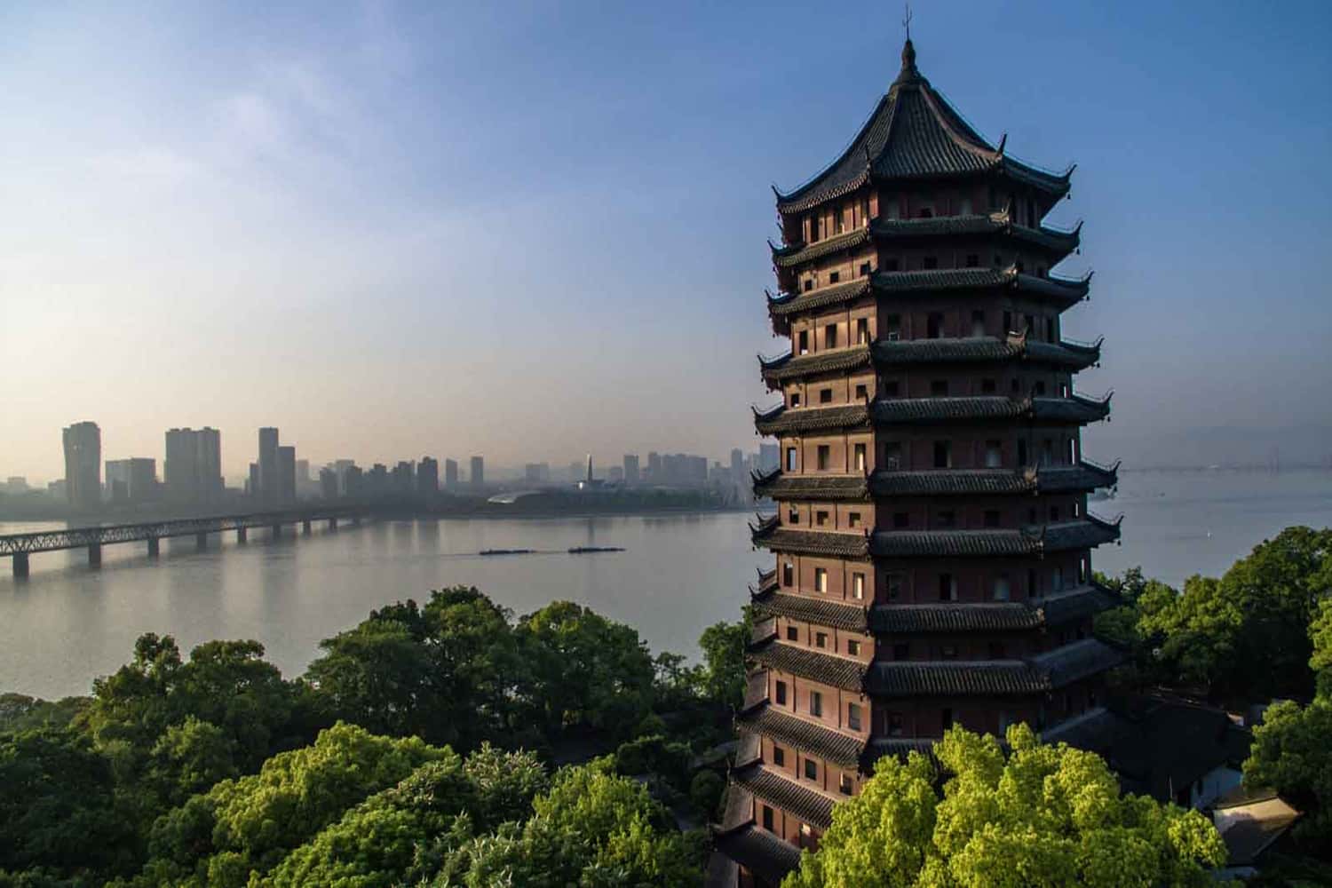 Chiêm ngưỡng diện mạo hoành tráng của ngôi chùa cũng như khung cảnh hùng vỹ của sông tiền đường