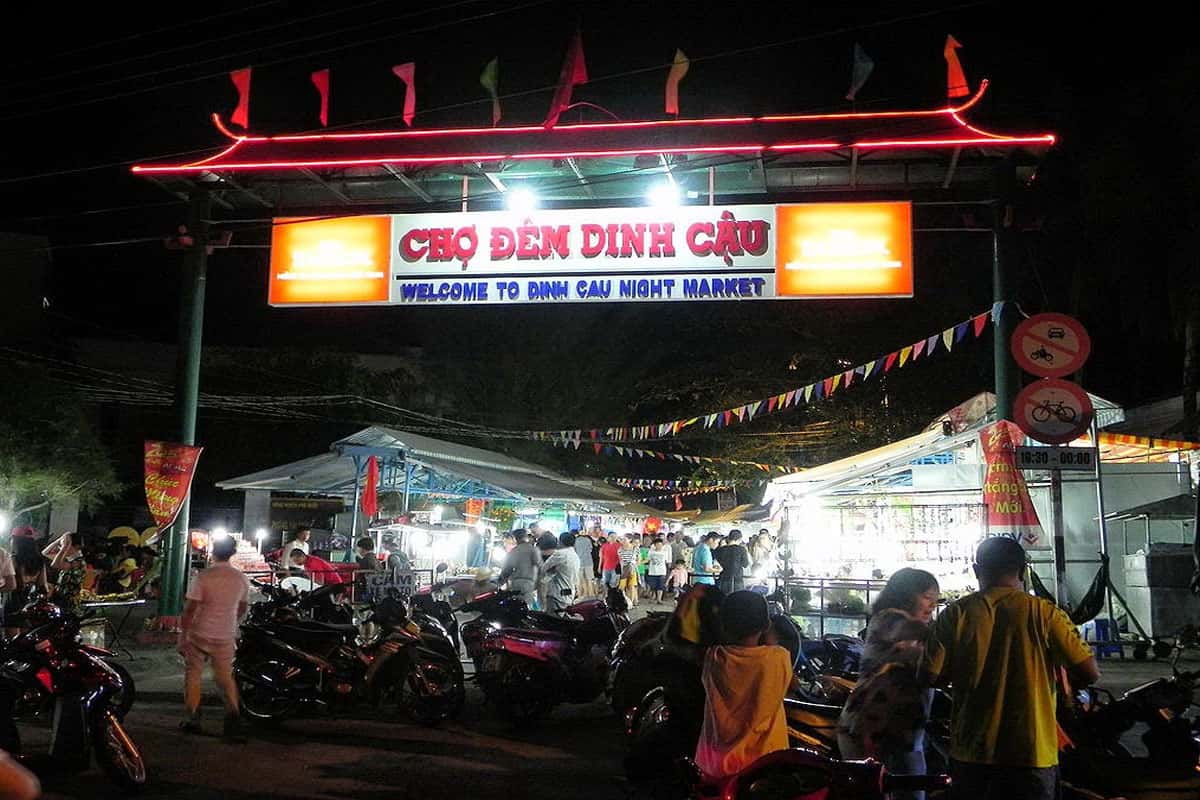 Chợ Dinh Cậu - dạo chợ đêm nhộn nhịp, đông đúc