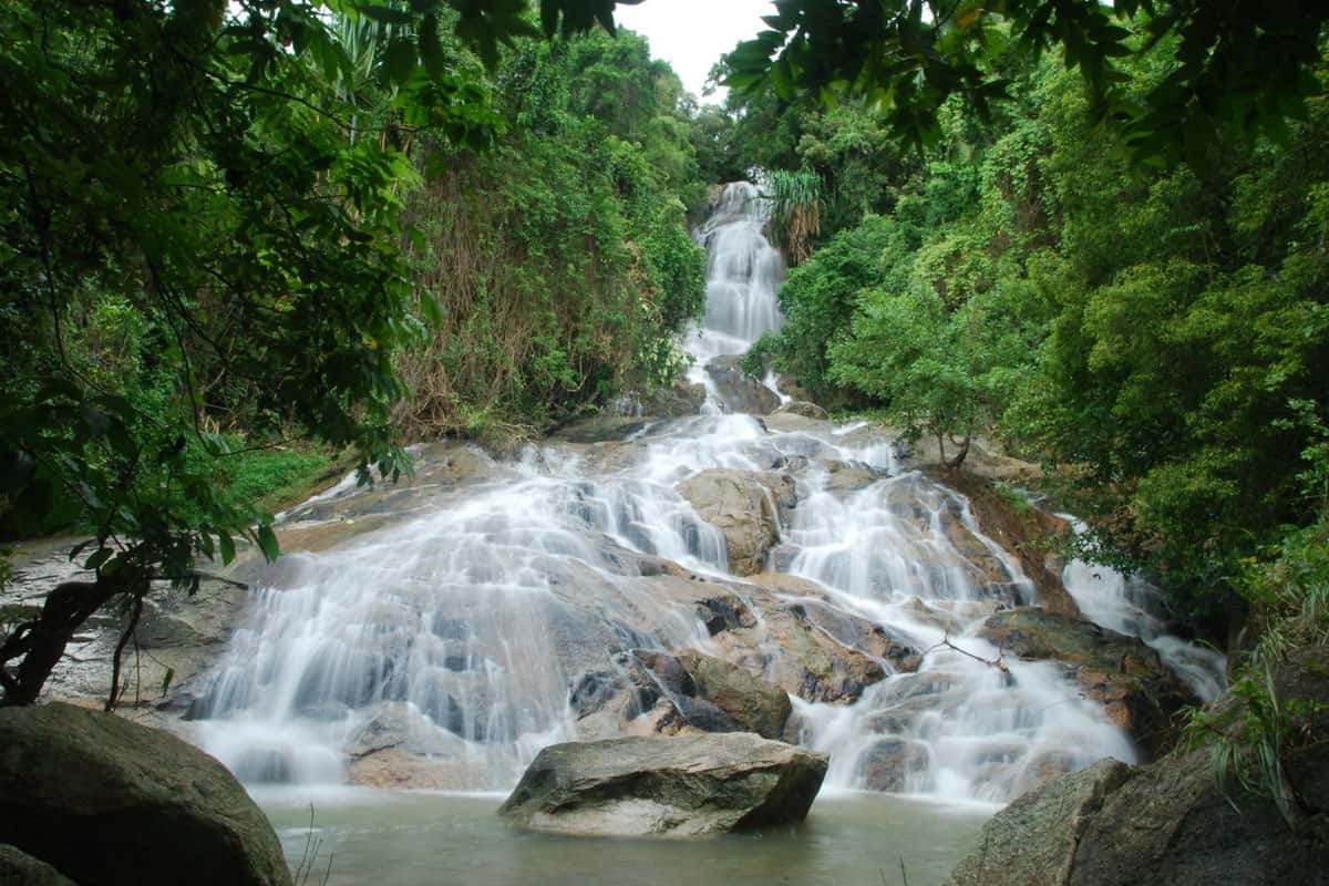 Thác nước hùng vĩ