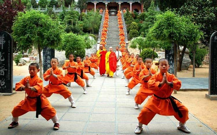 Ngôi chùa có độ cao 1500m, lưng dựa vào núi Song