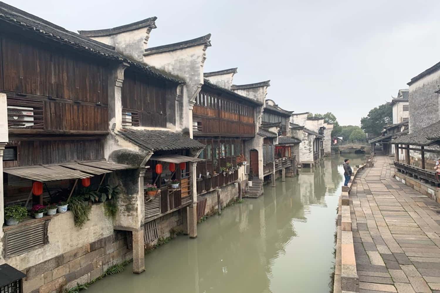 Dòng sông nhỏ uốn lượn cùng những chiếc cầu đá con con nối hai bên bờ sông
