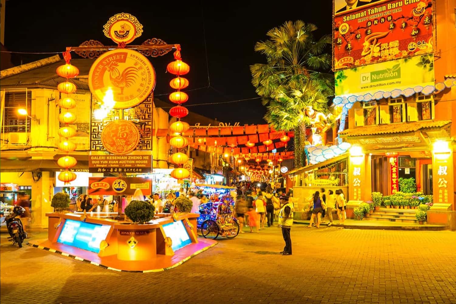 Ở khu phố này thường xuyên diễn ra các hoạt động giao thương buôn bán