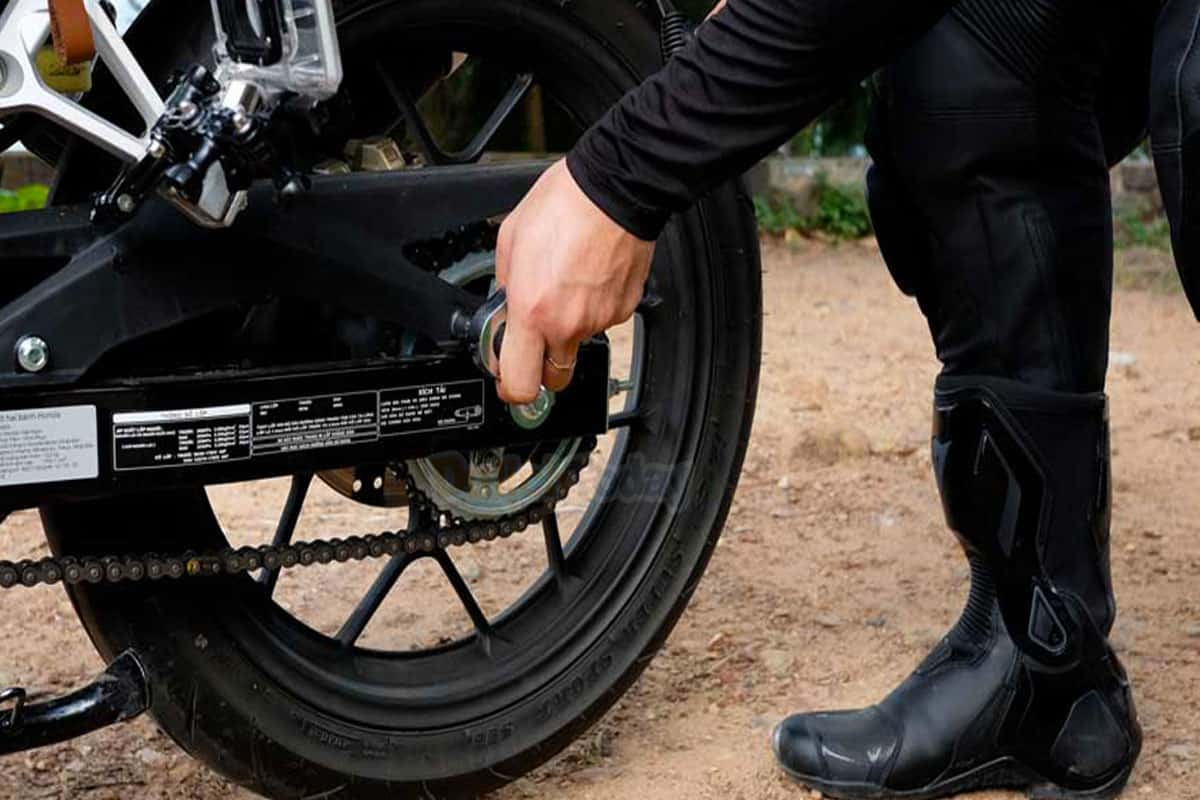 Kiểm tra kỹ xe máy trước khi thuê
