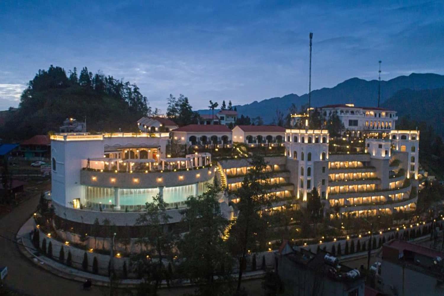 Silk Path Grand Resort & Spa ở một vị trí tuyệt đẹp trên một ngọn đồi độc lập