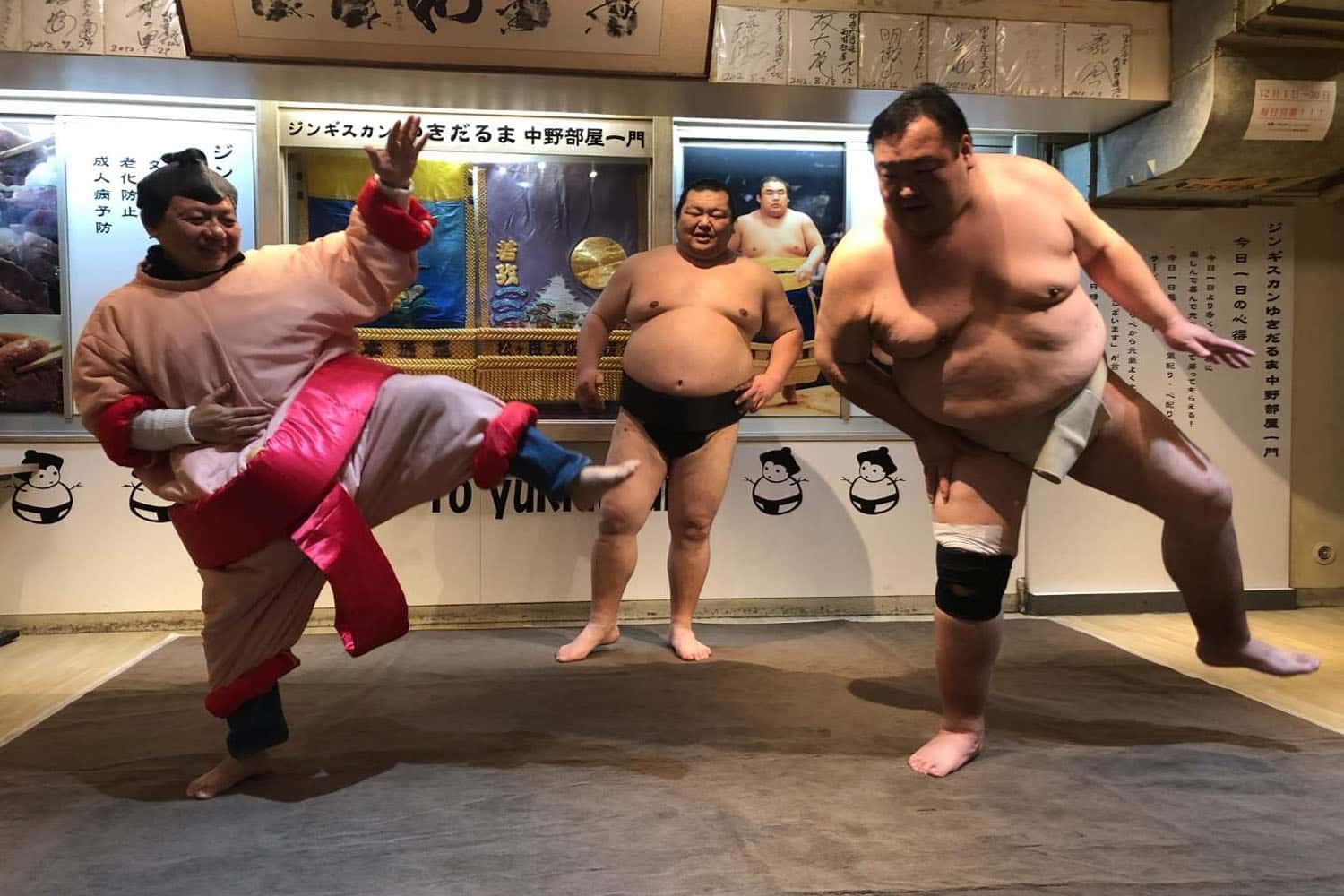Trải nghiệm văn hóa địa phương trong trận đấu vật Sumo