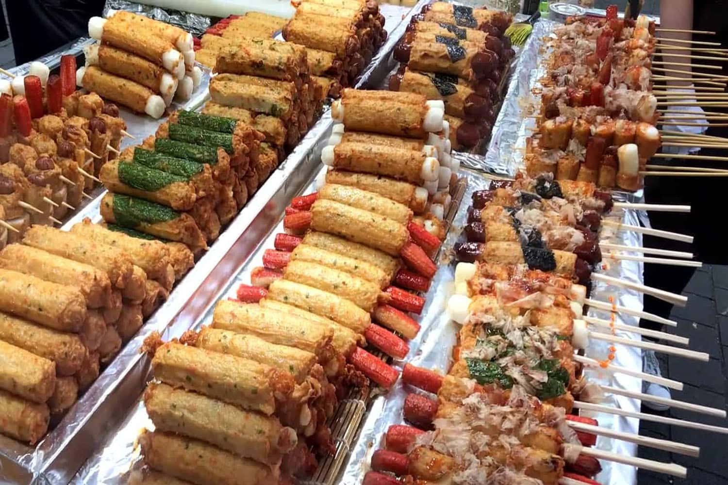 Thưởng thức món ăn đường phố