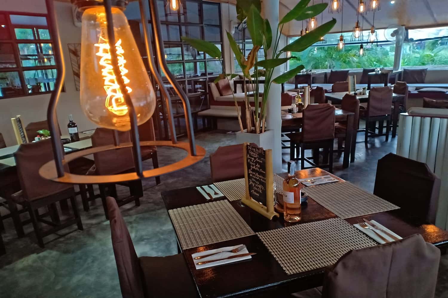 Crave Restaurant and Lounge