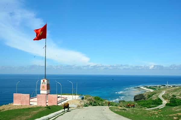 Nhìn lá cờ bay phấp phới thêm tự hào tổ quốc