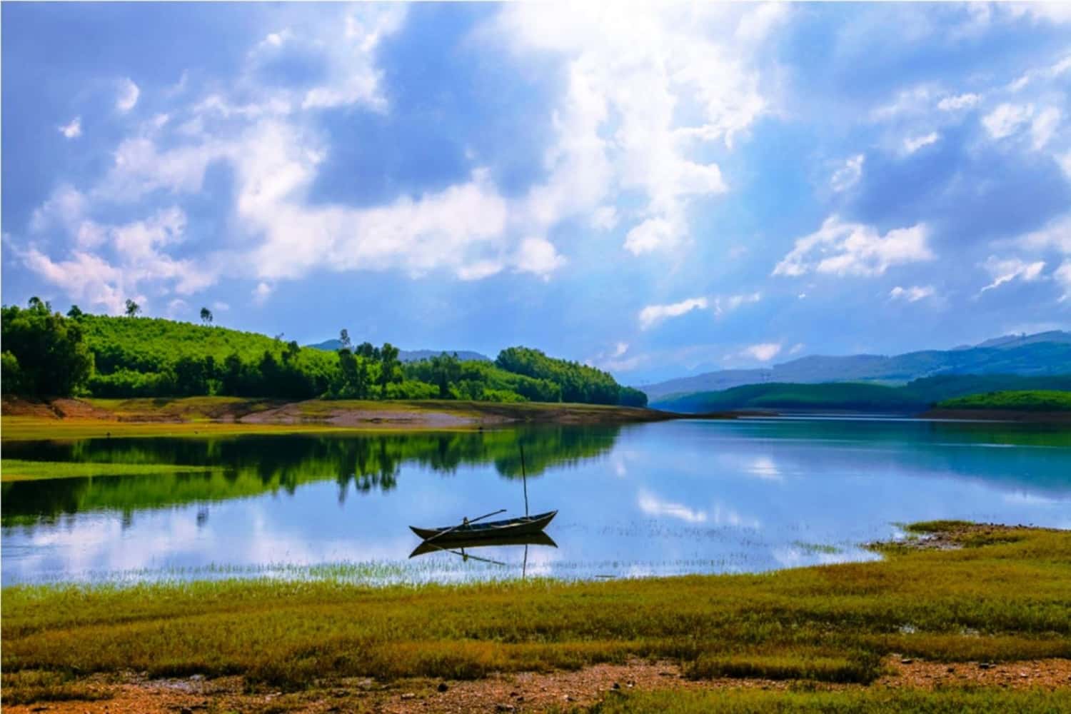 Hồ Phú Ninh được biết là một trong những hồ chứa nước nhân tạo lớn nhất Việt Nam