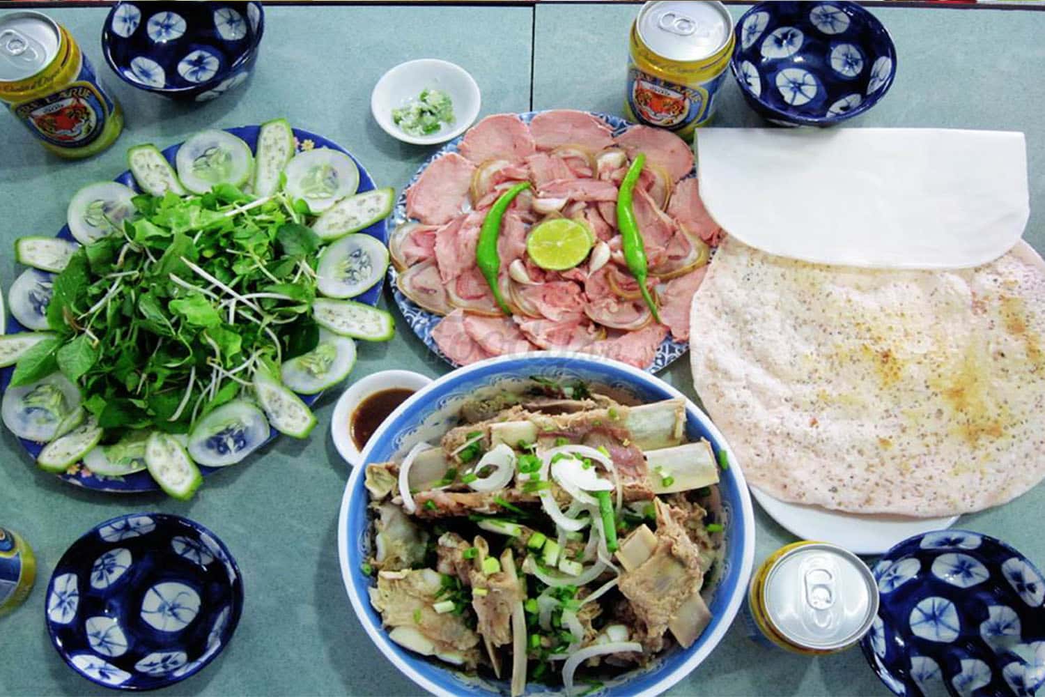 Khi ăn món ăn này, người ta thường ăn kèm giá sống, rau xanh