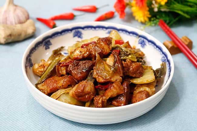 Dưa chua om thịt là sự kết hợp của nhiều loại rau củ khác nhau cùng thịt lợn