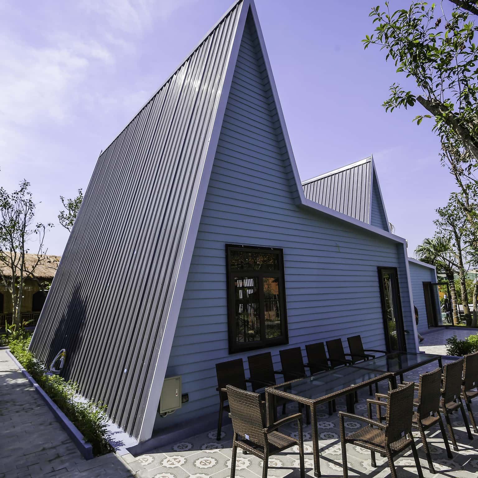 Khu vực ăn tối đằng sau các căn Bungalow Family