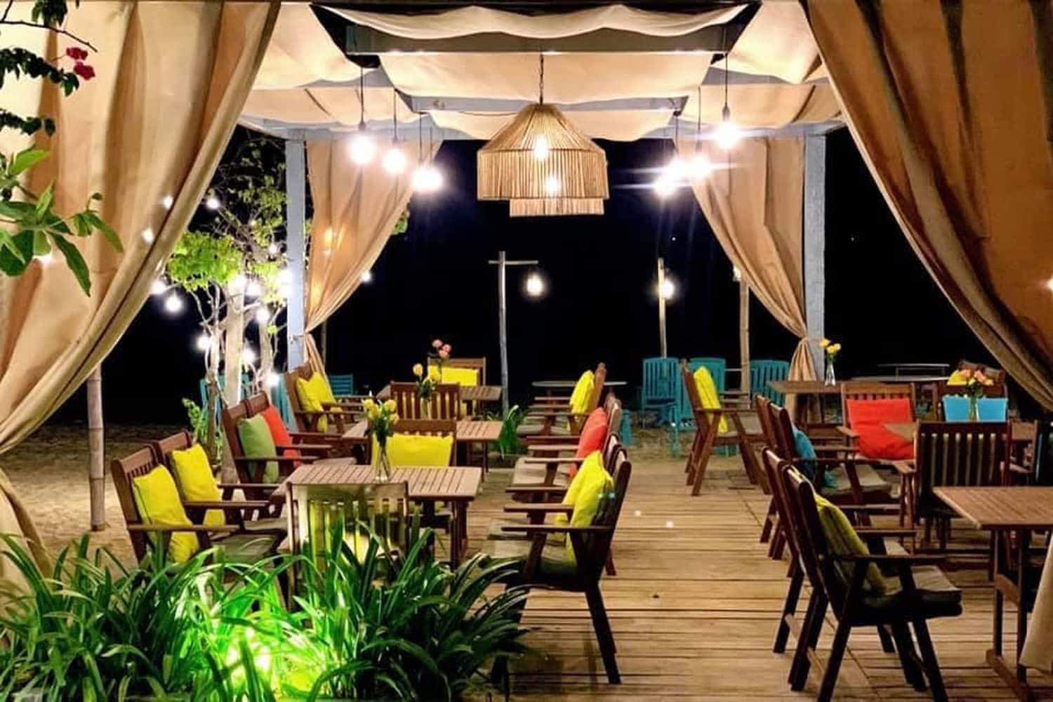 Quán Surf Bar được trang trí hai màu chủ đạo là trắng và vàng