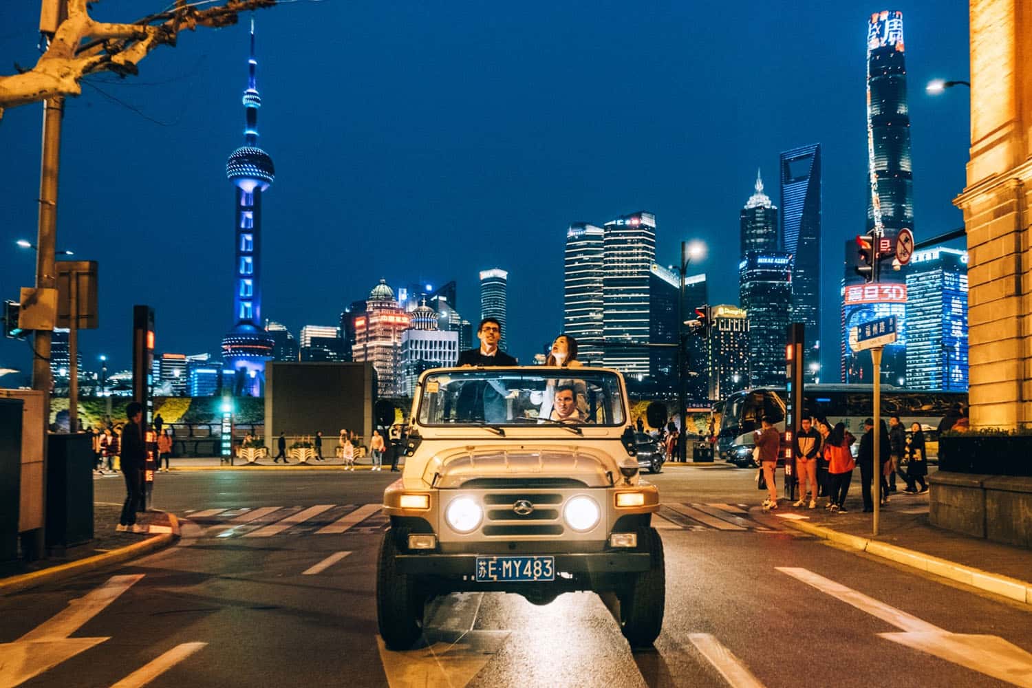 Ngắm Thượng Hải về đêm trên những chiếc xe Jeep