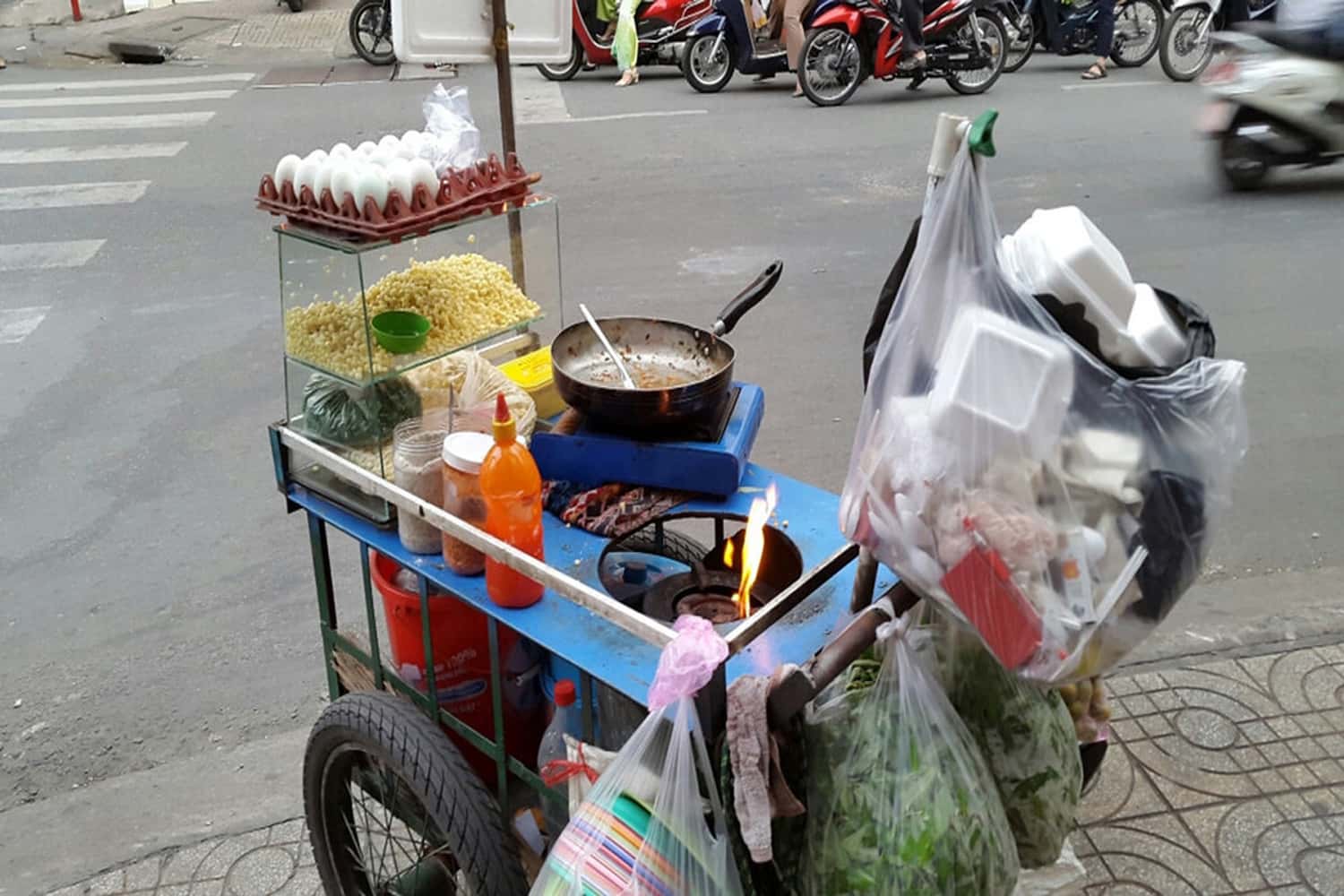 Xe đẩy bán bắp xào