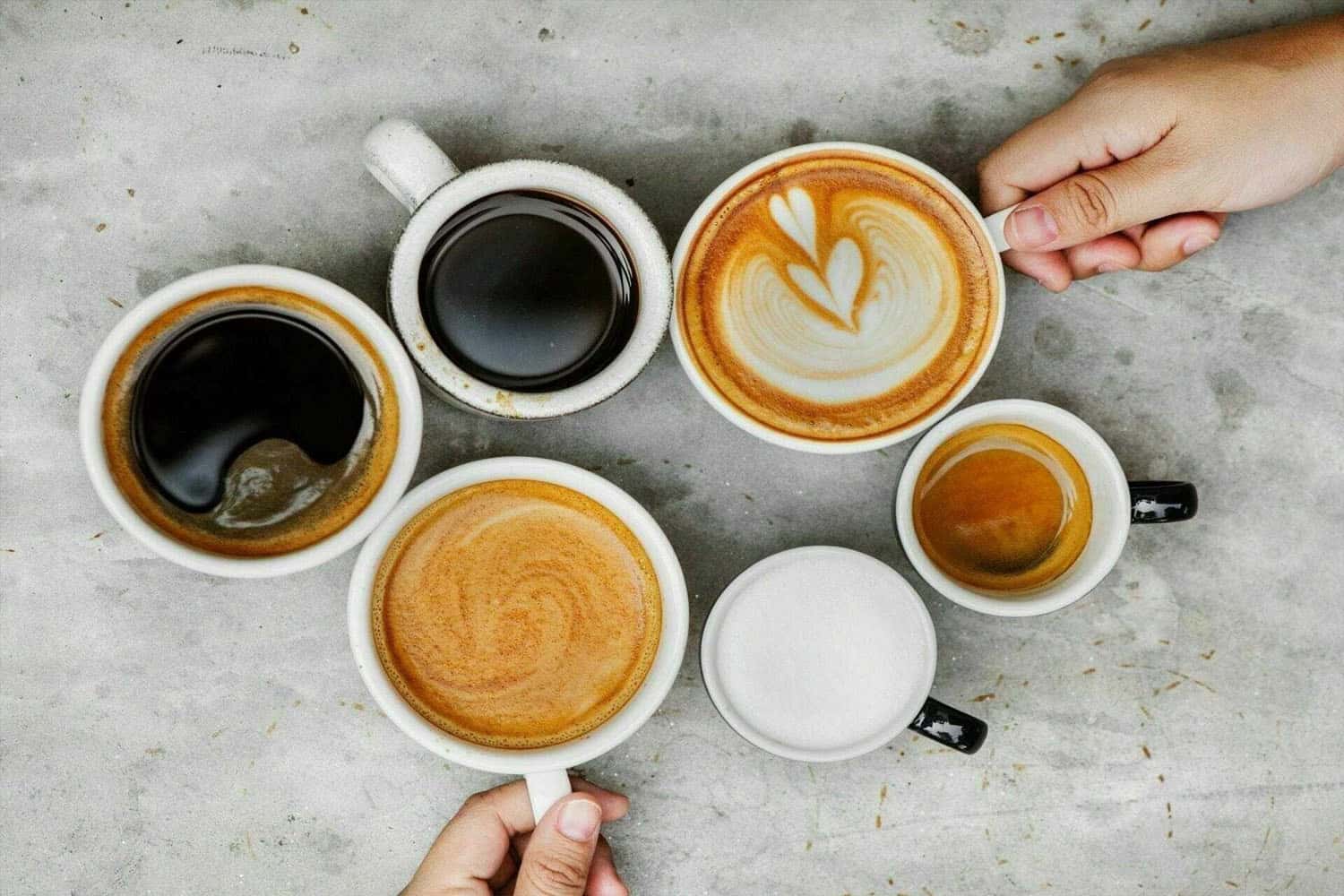 Tận hưởng tách cà phê nóng trong quán theo chủ đề