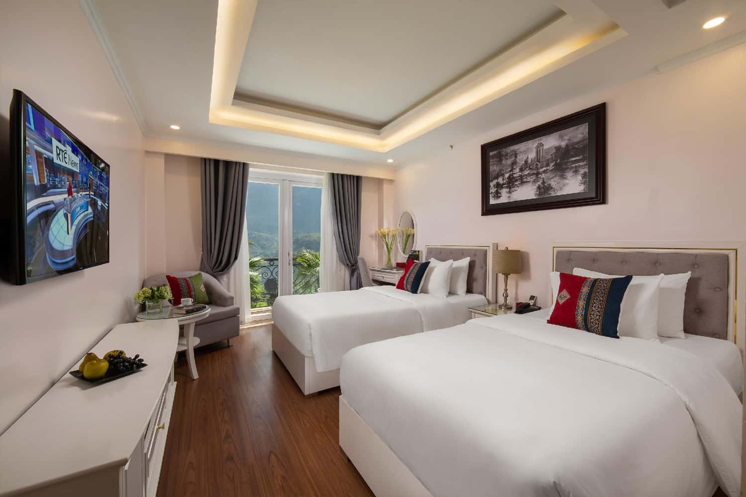 Toàn bộ phòng nghỉ ở đây sử dụng tông màu trắng xám lịch lãm