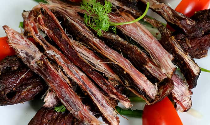 Một đĩa trâu gác bếp cùng với 1 cốc rượu ngô là sự kết hợp hoàn hảo
