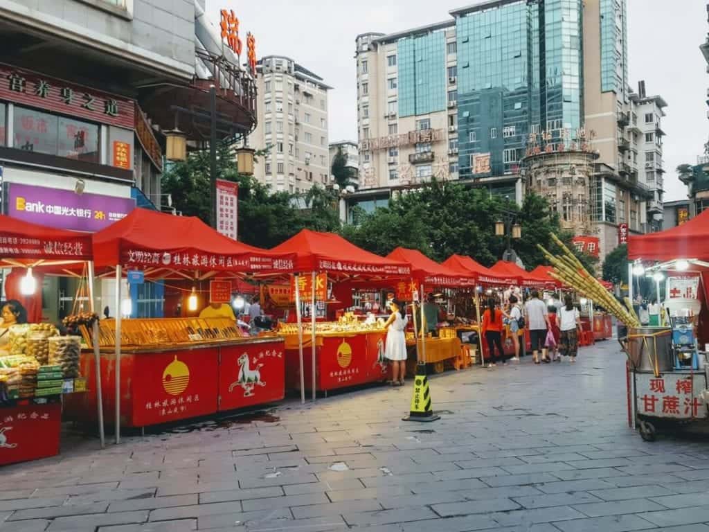 Mua sắm tại các khu chợ