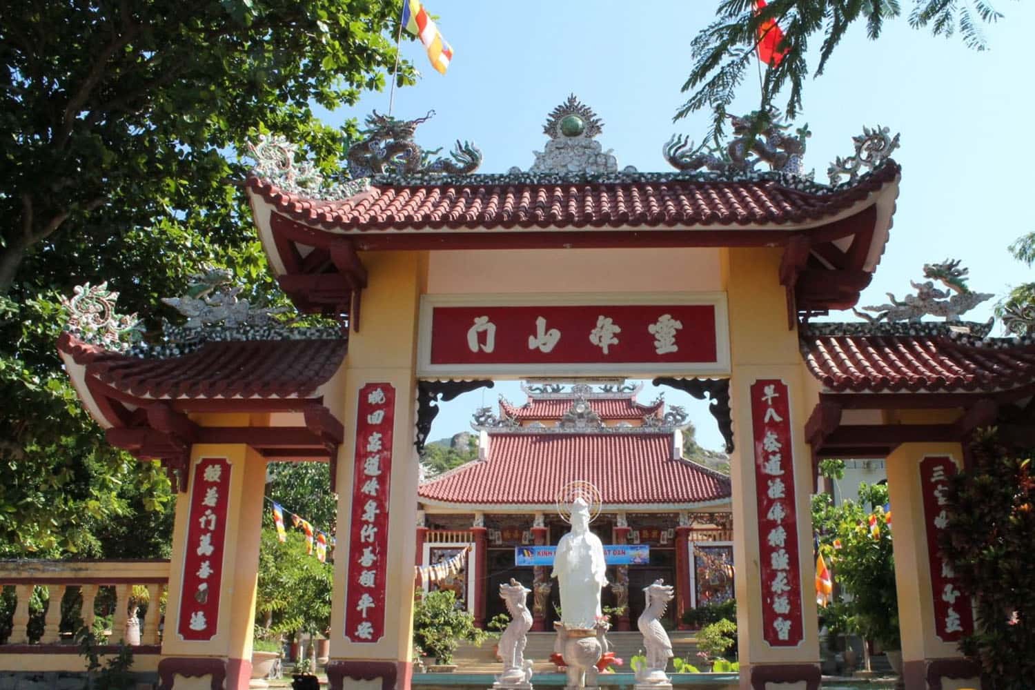 Ghé thăm Linh Phong Thiền Tự