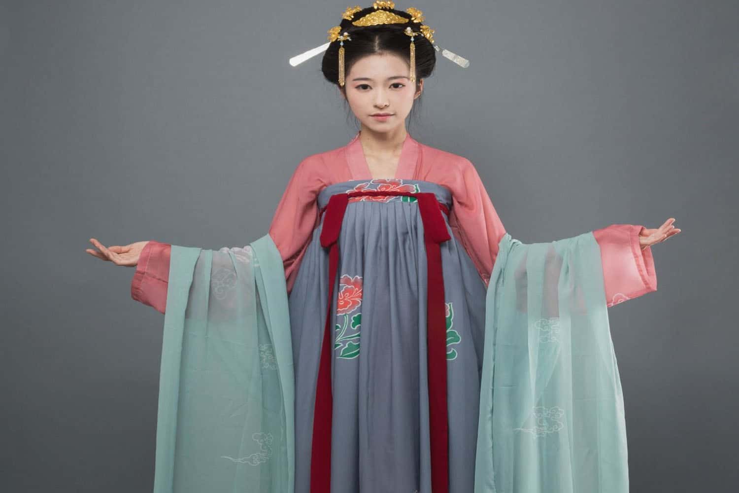 Thử mặc trang phục truyền thống Hanfu