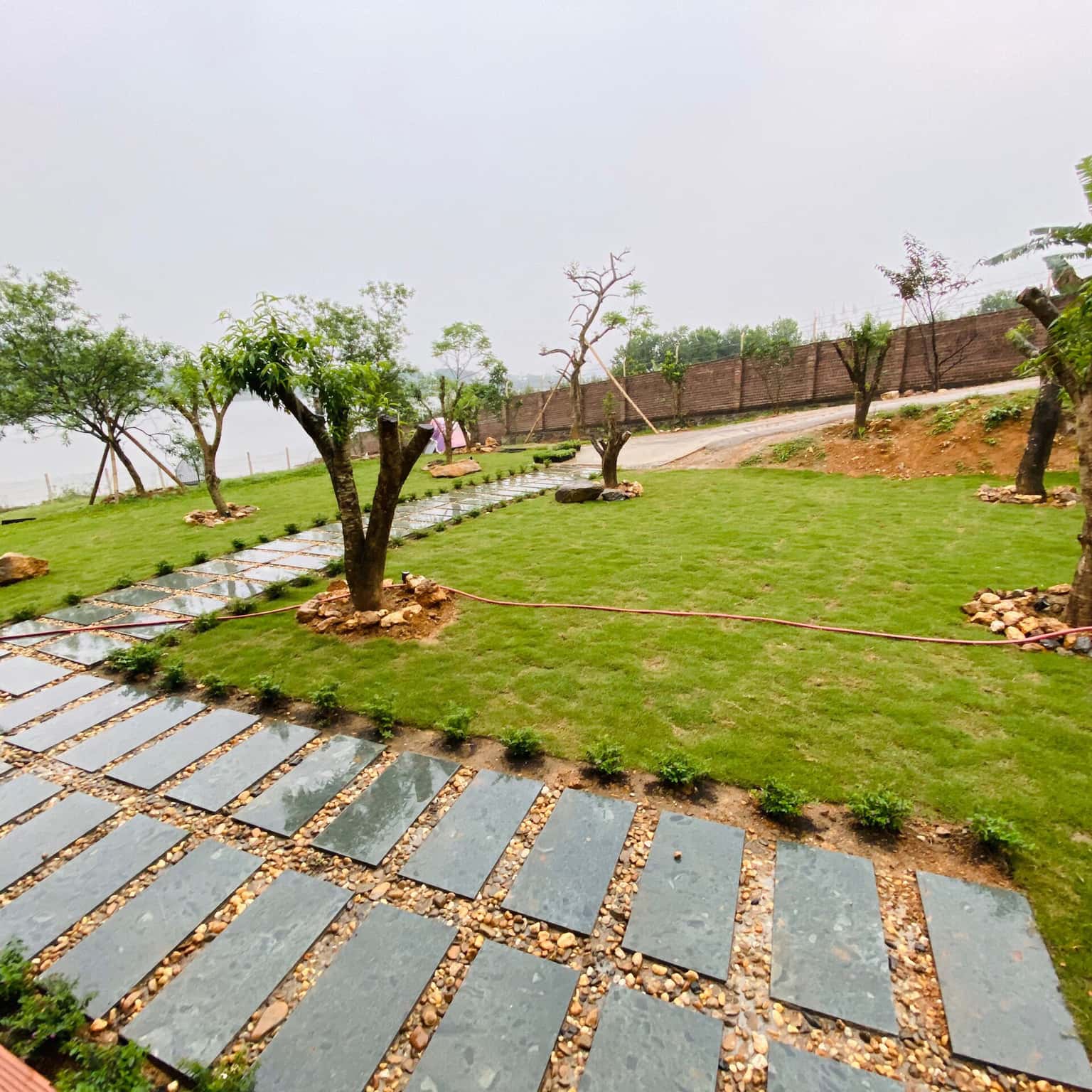 Sân vườn rộng rãi, thoáng mát.