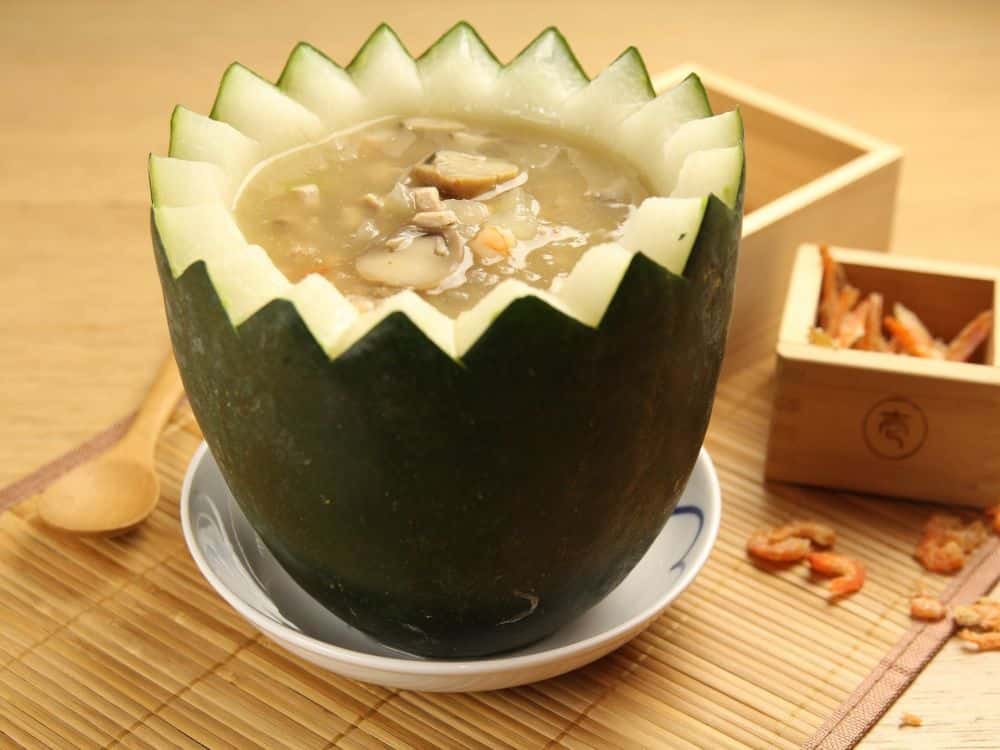 Món ăn được đựng trong ruột quả dưa hấu