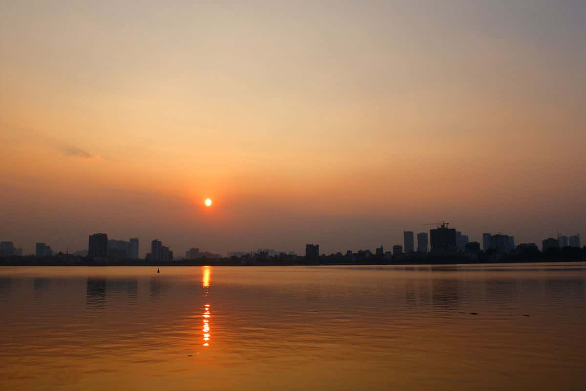 Ngắm hoàng hôn trên Hồ Tây