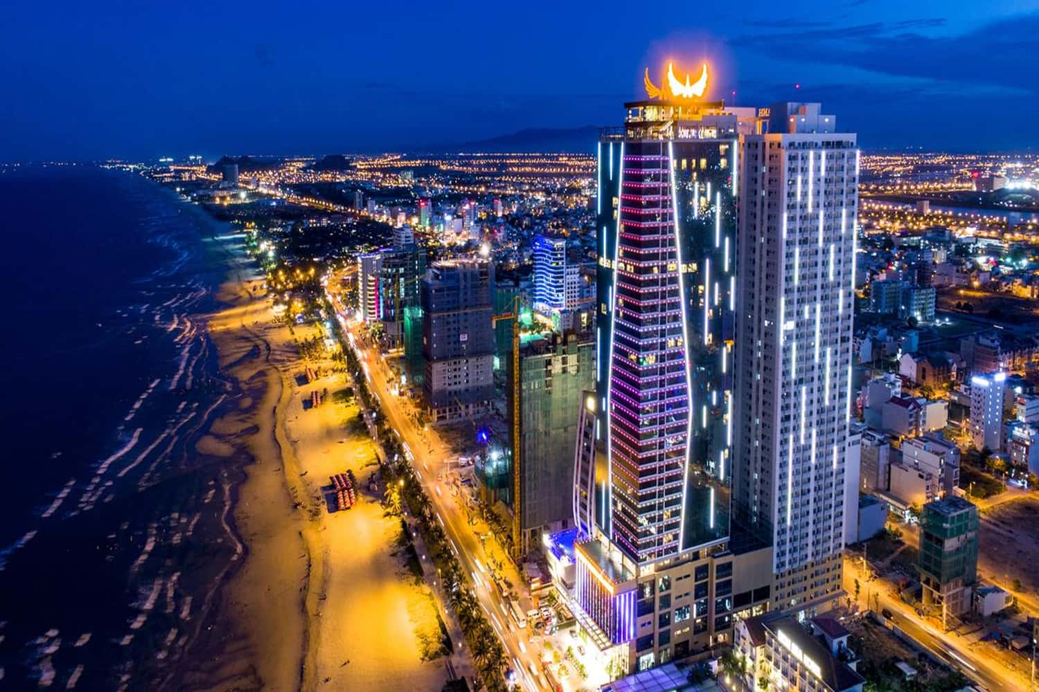 Toàn cảnh khách sạn về đêm