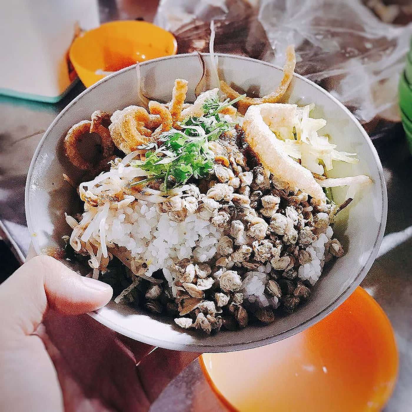 Cơm hến là một trong những đặc sản nổi tiếng ở Huế