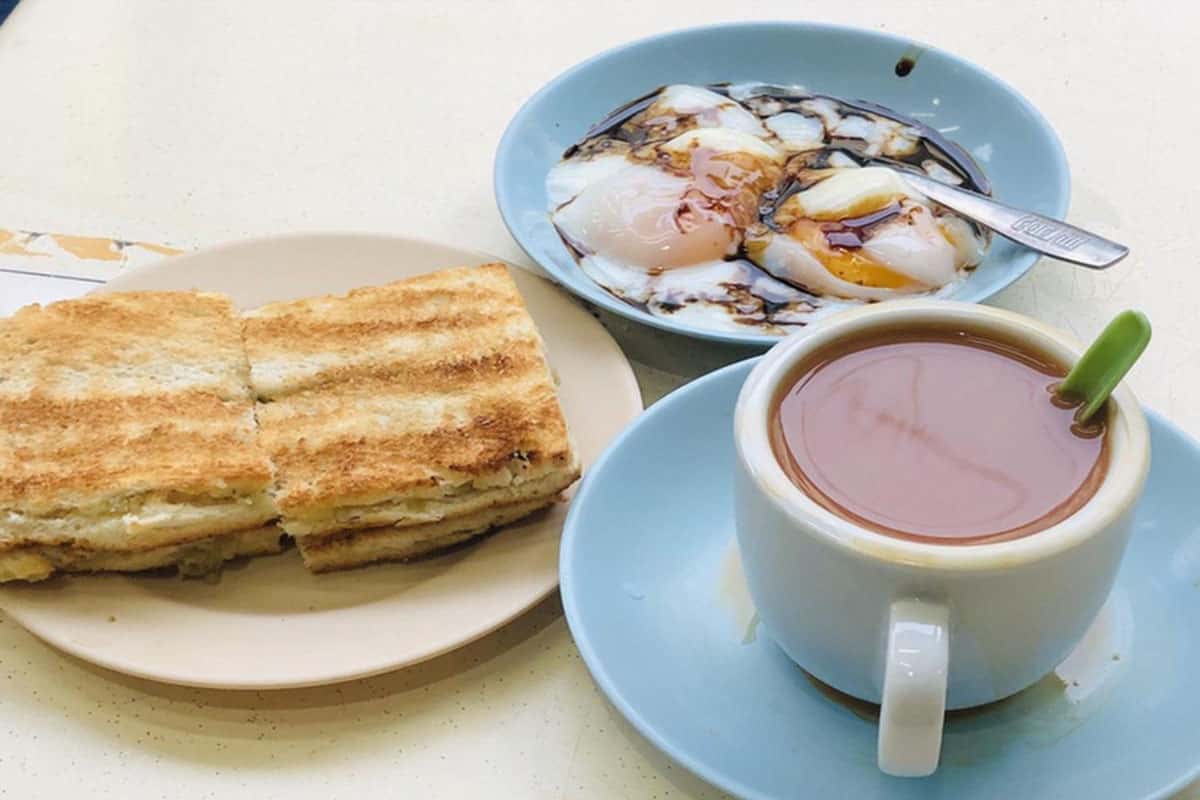 Combo bữa sáng kết hợp cổ điển với bánh mì nướng Kaya, trứng chần và cà phê