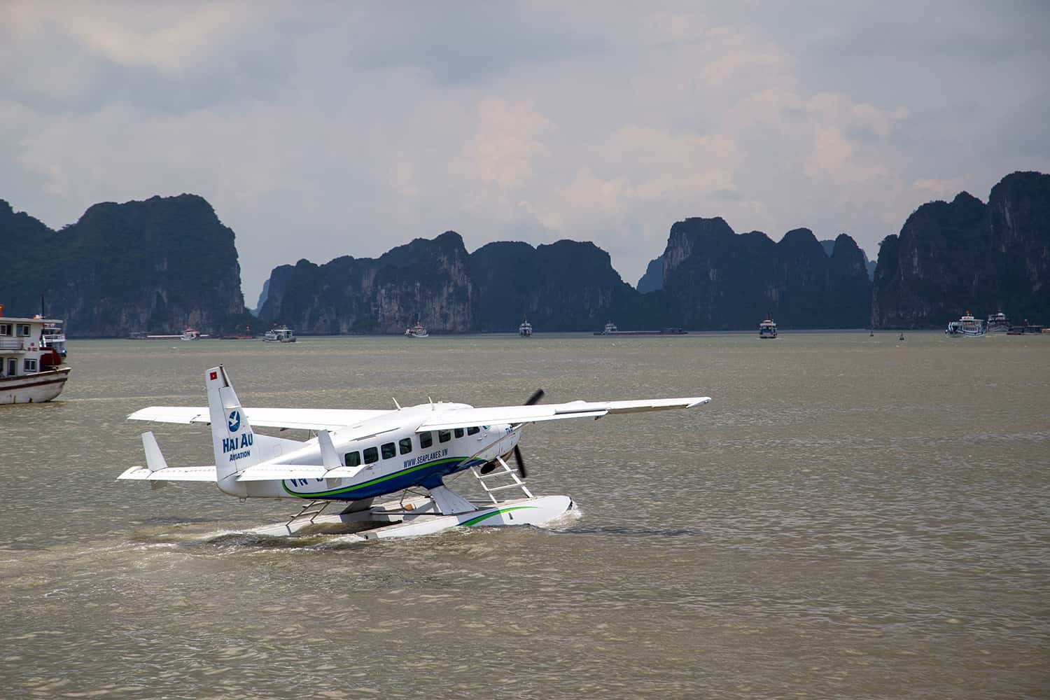 Ngắm Vịnh Hạ Long từ thủy phi cơ