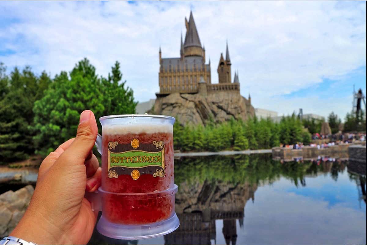 Uống Butterbeer tại Thế giới Harry Potter