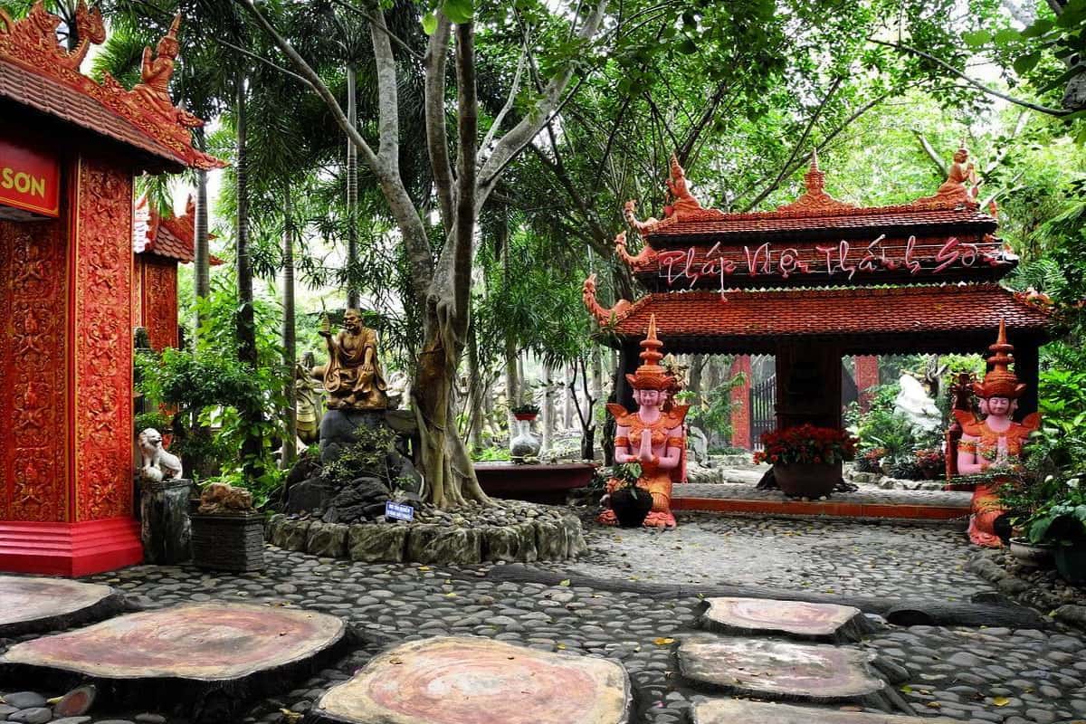 Thưởng ngoạn quang cảnh pháp viện