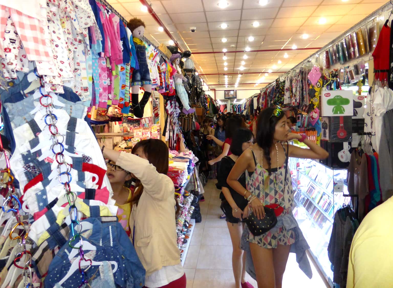 Các mặt hàng thời trang tại Saigon Square