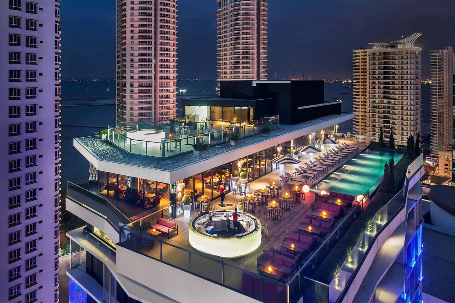 Khu quầy bar và bể bơi sang trọng ở G Hotel Kalawai