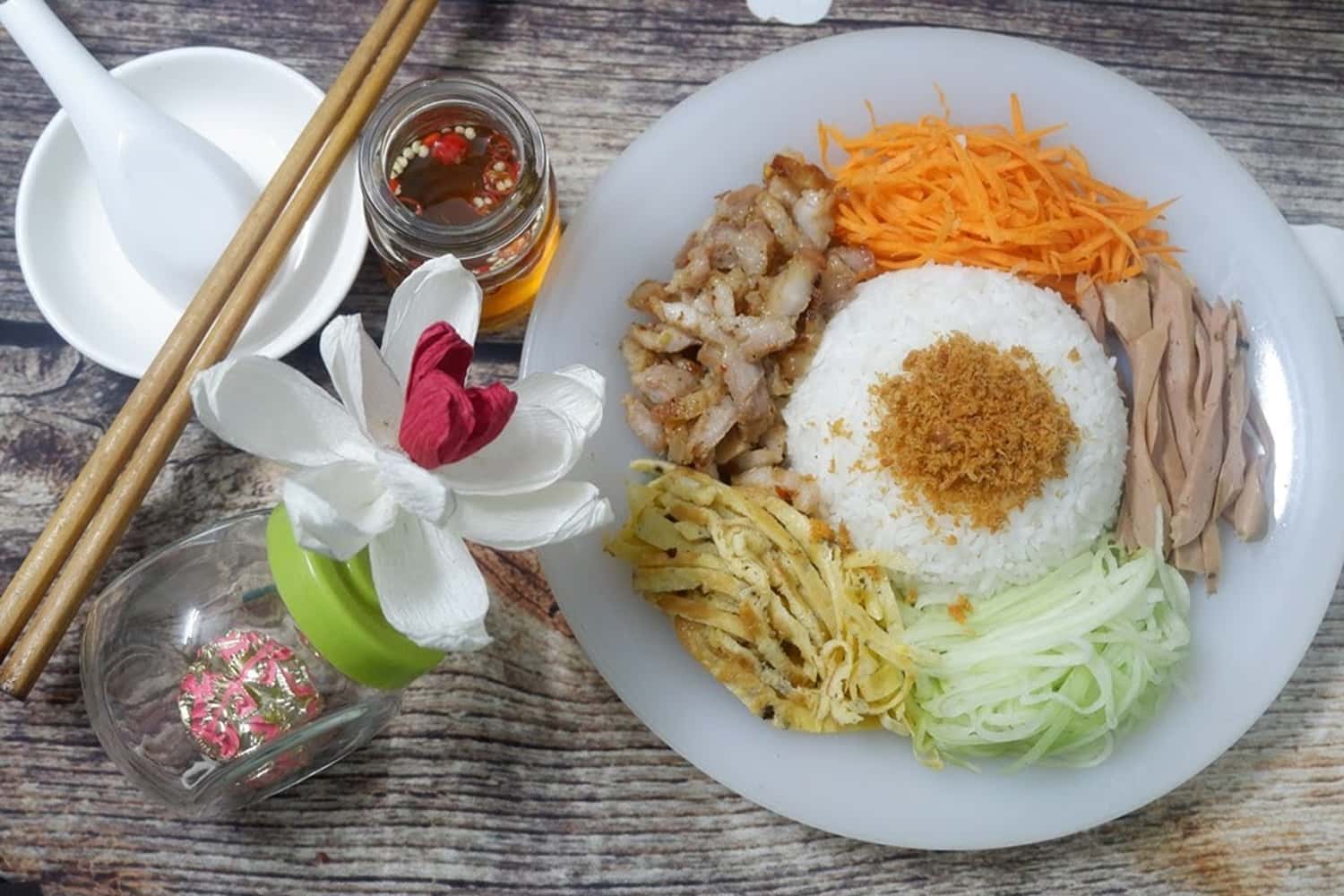 Cơm trắng cùng một ít rau các loại xếp xung quanh