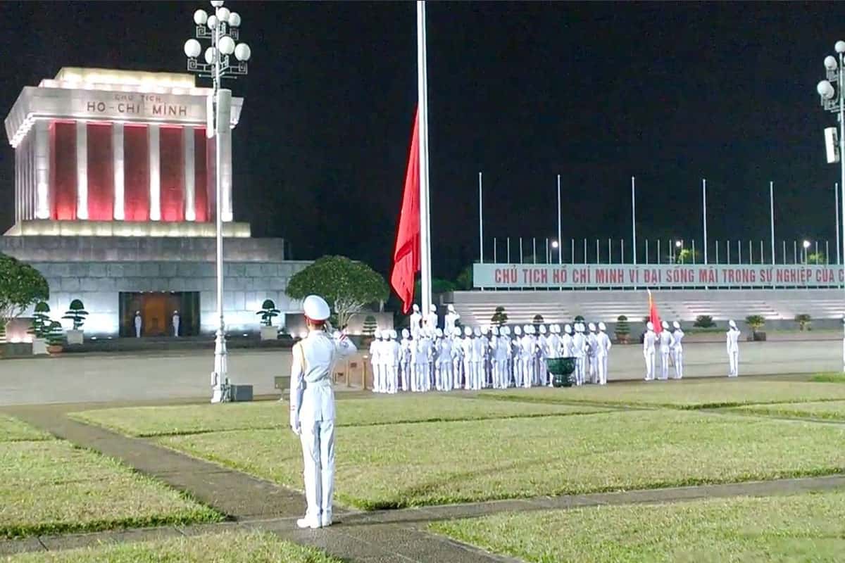 Thăm Lăng Bác và dự lễ hạ cờ vào mỗi 9h tối