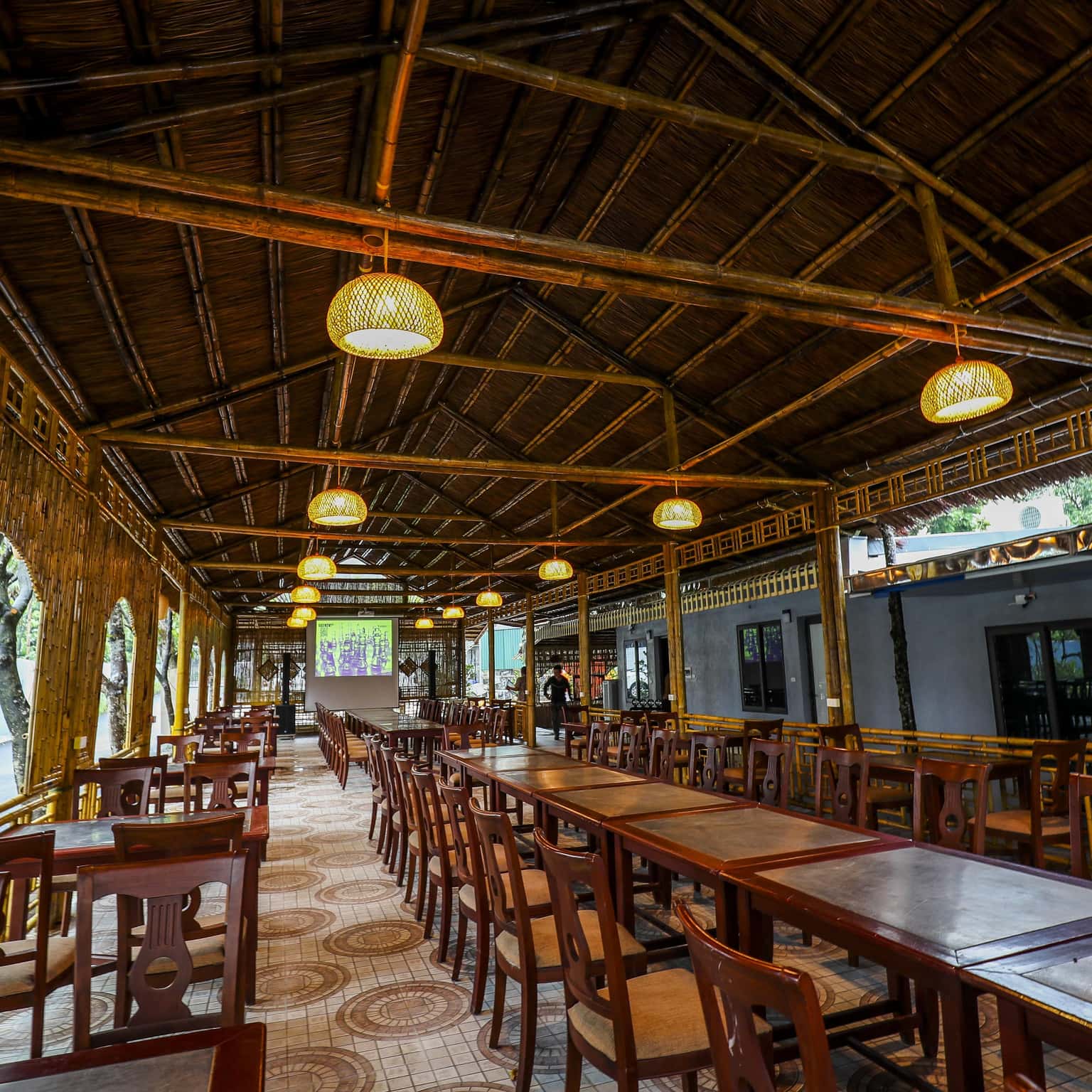 Nhà hàng tre lung linh tại HT Garden