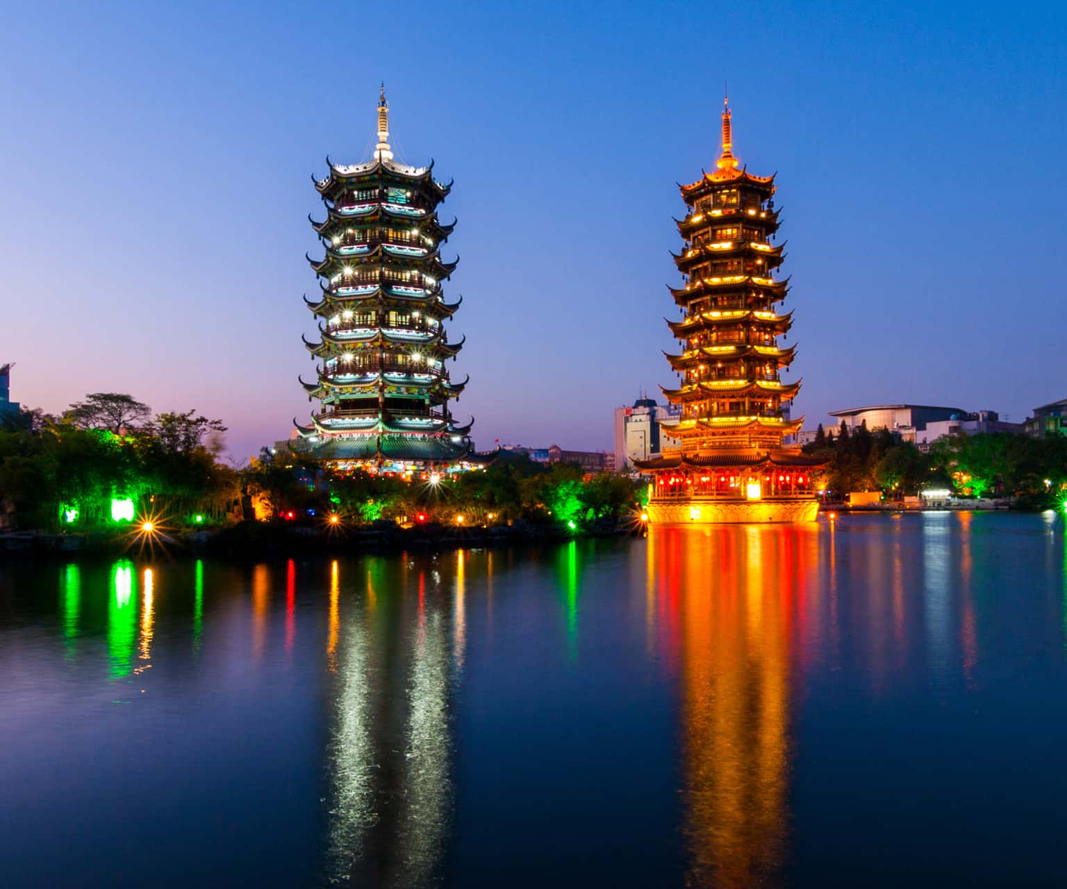 Đi đến Tháp Mặt trời và Mặt trăng