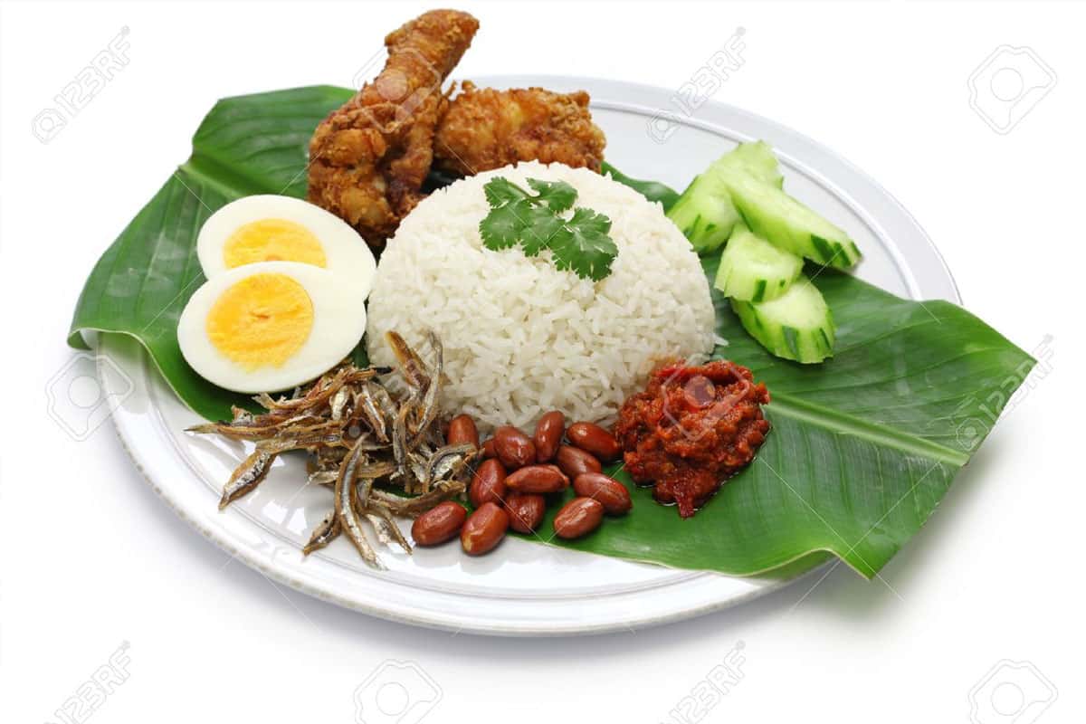 Cá cơm chiên, các loại hạt, dưa leo và một quả trứng luộc