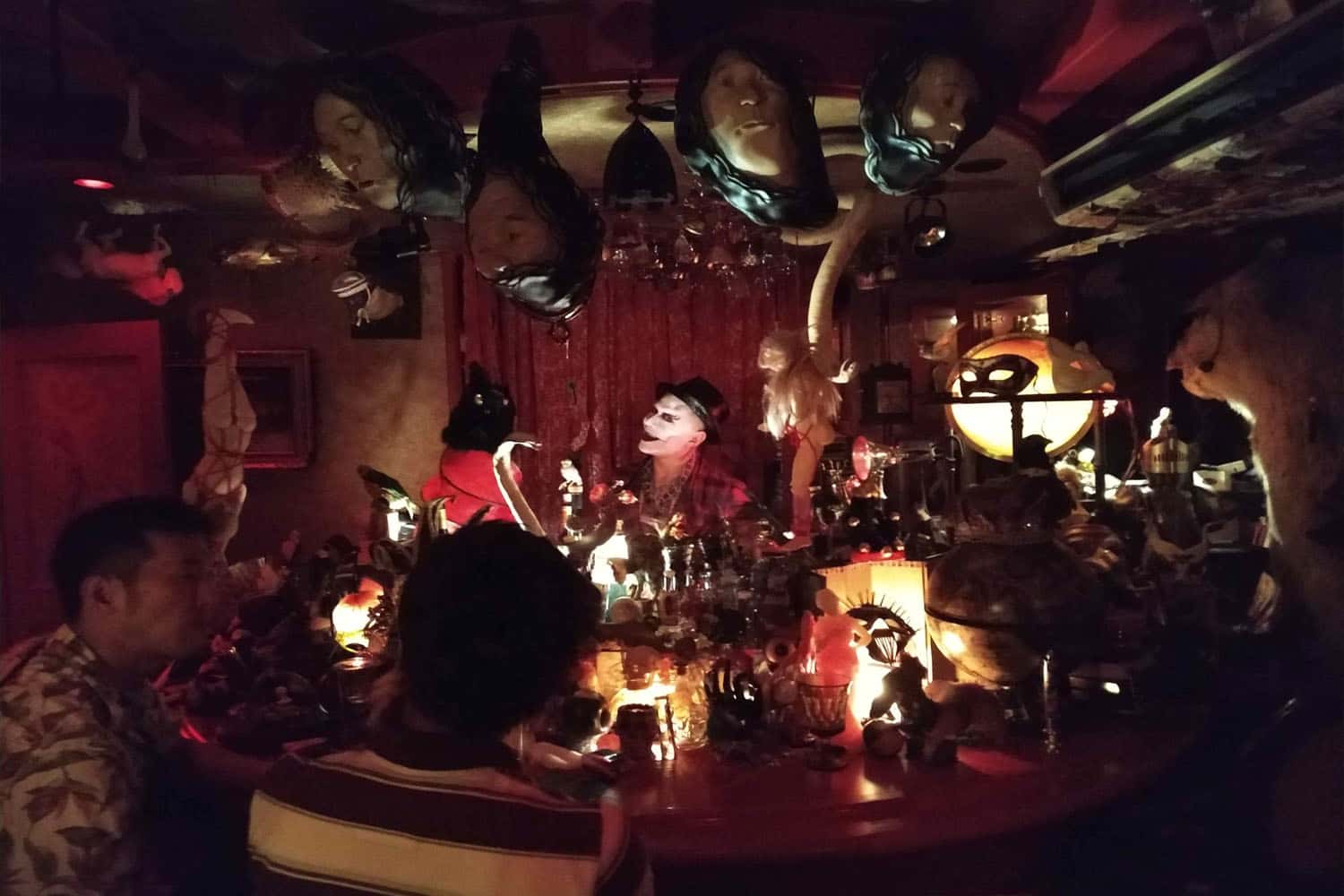 Khám phá quán bar kinh dị