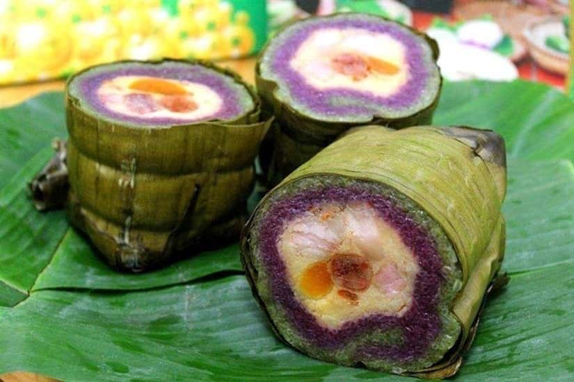 Bánh tét lá cẩm có nhân thịt mỡ và trứng muối vịt. Ảnh: Sưu tầm