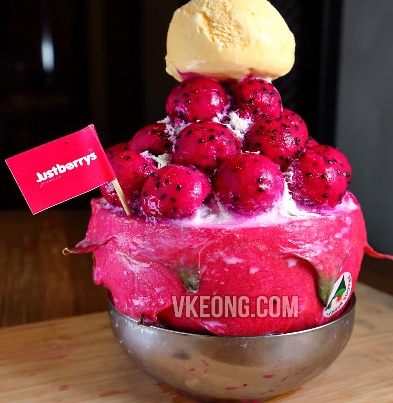 Món kem thanh long ở Just Berries Dessert House