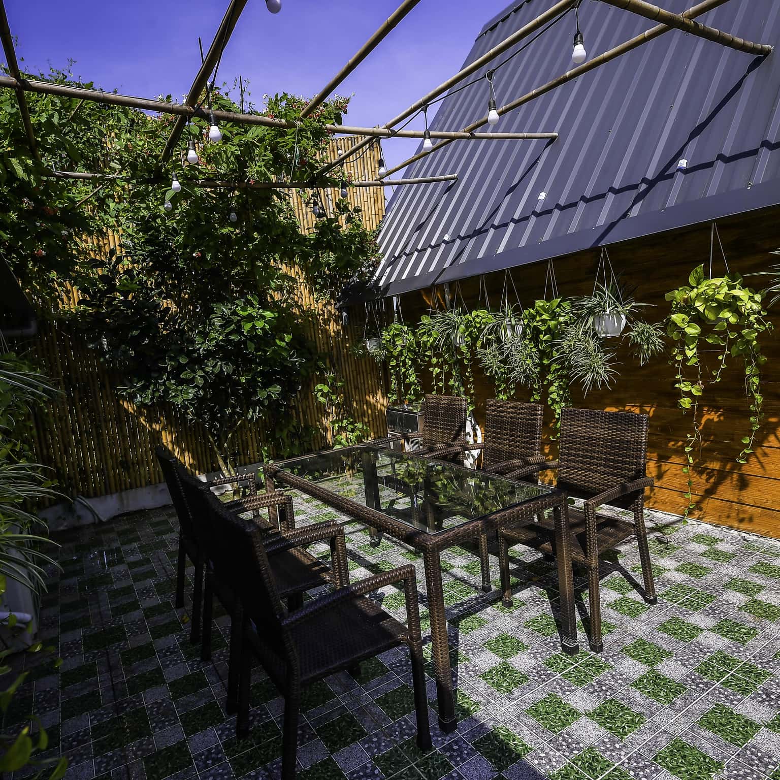 Khu vực ăn uống chung tại Bungalow Lakeside