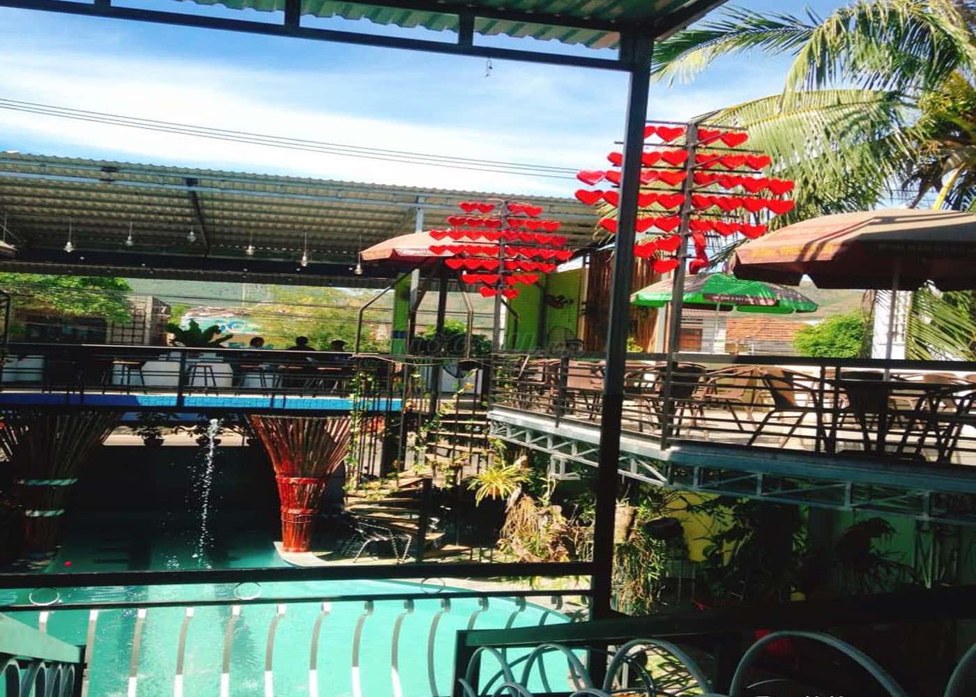 Alice Cafe – Cafe hồ bơi