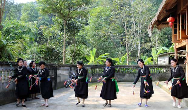 Người dân tộc Tày vui vẻ nhảy múa khi tham gia lễ hội