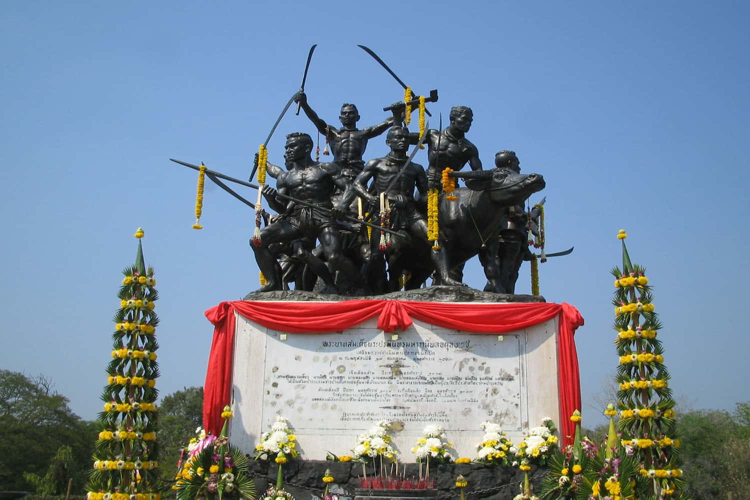 Thăm quan công viên tưởng niệm Bang Rachan